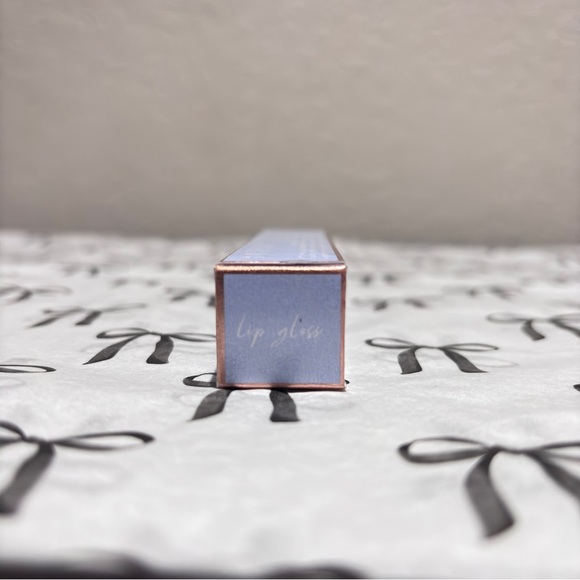 💄 The Beauty Bybel — High-Shine Lip Gloss in Barbara - Picture 5 of 6